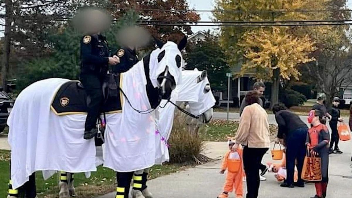 Policisté v Ohiu přestrojili koně za duchy, vypadali jako z Ku-klux-klanu